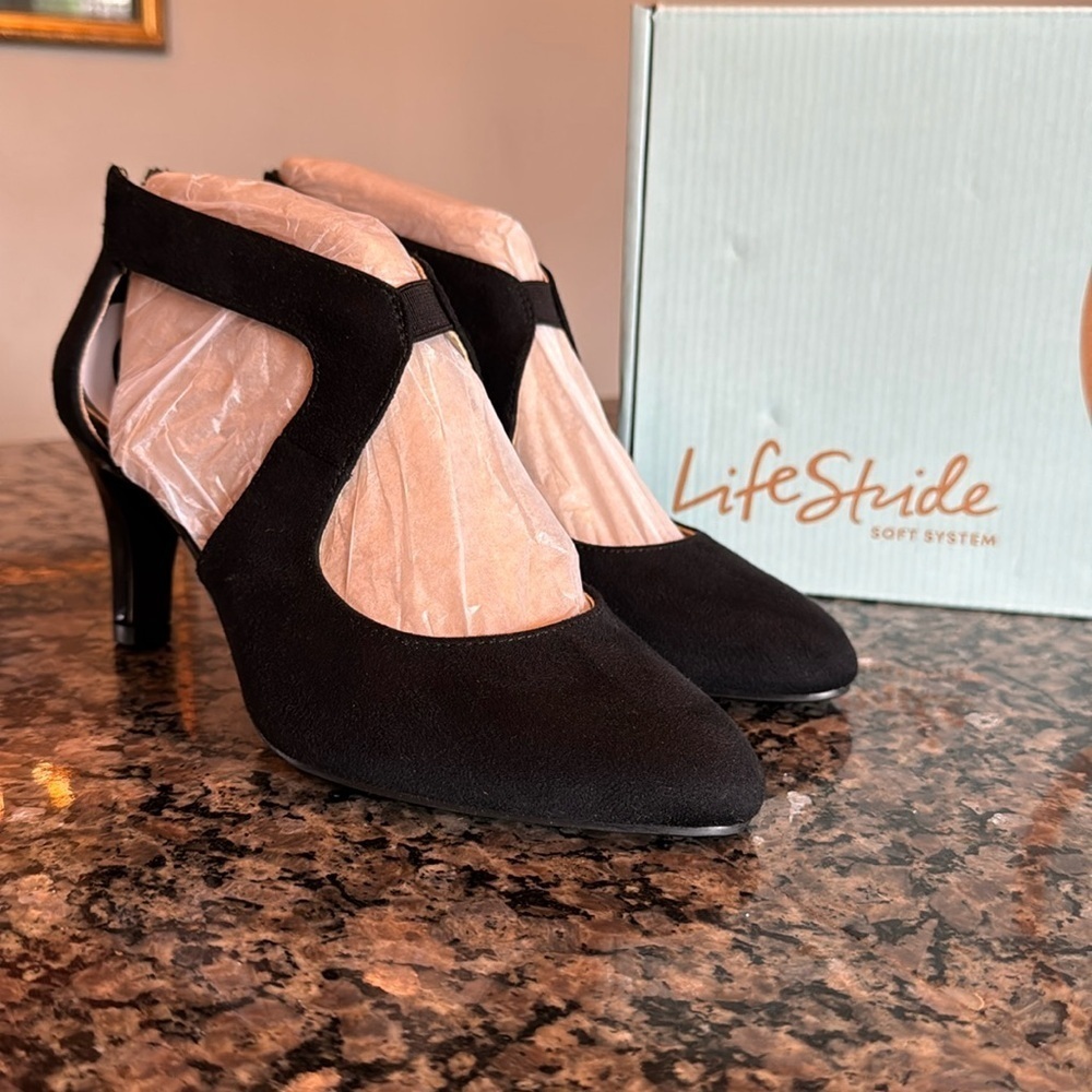 Life Stride Giovanna 2 black suede dress pumps NIB 7.5